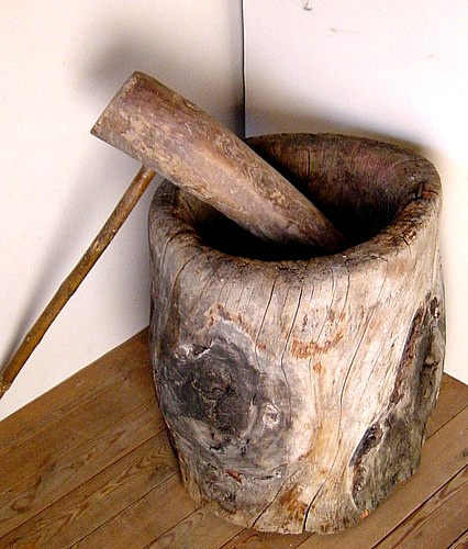 Ausgehöhlter Baumstrunk ("Schtampf") mit schwerem Holzschlegel zur Herstellung von "Gläkk" (Zusatzfutter für das Vieh). Depositum Hugo Rieder, Kippel, 2007.