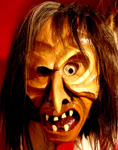Geschnitzt von Johann Rieder, Kippel. Maske aus Arvenholz mit Ziegenfell, bemalt, bearbeitete Zähne aus Kunststoff. Vor der Bemalung mit Acrylfarbe (Pinsel) grundierte Rieder die Holzmaske mit schwarzem Spray. Die Maske wurde 2005 hergestellt und vereinzelt an der Fastnacht getragen. Gestiftet 2007 von Bernhard Schnyder.