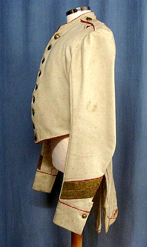Weisser Uniformrock eines Unteroffiziers einer Füsilier-Kompanie des Dritten Schweizer Regiments von Neapel, getragen um 1855 von Peter Josef Werlen, Kippel. Der Rock wurde mit hellblauen Hosen und schwarzen Gamaschen getragen. Schenkung Geschwister Murmann, Kippel.