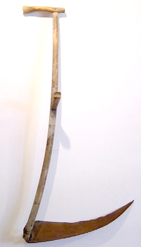 Sense, bestehend aus Sensenblatt und Worb, Griff abgebrochen. Die Länge des Worbs von lediglich 118 cm weist darauf hin, dass es sich um eine Kindersense handelt. Geschenk Ignaz Bellwald, Kippel.
