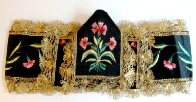 Hutbandgarnitur aus schwarzem Seidenband, bestickt mit Seidenfaden (Blumenmotive), Goldspitzenrand, Stützpapier auf der Innenseite aus alten Schulheften hergestellt, um 1940, Blatten.