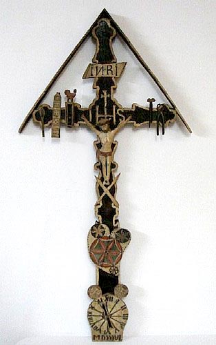 Geschnitztes und bemaltes Holzkreuz, vermutlich aus dem 18. Jahrhundert, mit Ergänzungen aus dem 19. Jahrhundert, Übermalung und weitere Ergänzungen 1927