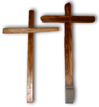Gipfelkreuze vom Bietschhorn aus Holz, Kreuz rechts mit Eisensockel und Fach für das Gipfelbuch