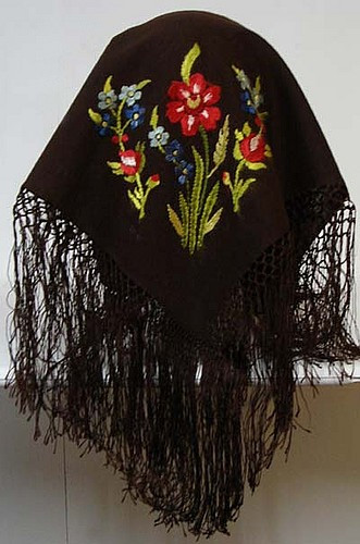Kopftuch mit Fransen (Fransulumpn), aus braunem Leinen, farbig bestickt mit Blumenmotiven. Das Kopfutch wurde getragen von Maria Werlen-Werlen, geboren 1929, Ferden, die es dem Museum zusammen mit weiteren Trachtenkleidern schenkte.