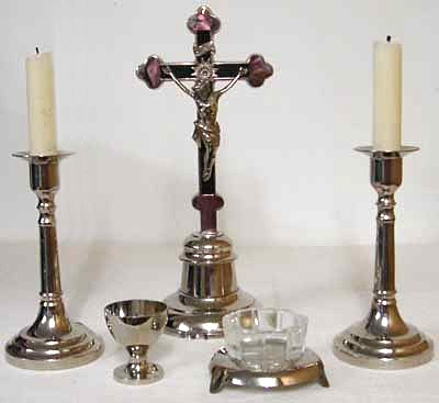 Versehgarnitur aus Blatten, bestehend aus einem Tischtuch, einem Kreuz, zwei Kerzen mit Kerzenständern sowie zwei Schälchen für das Spenden der Sterbesakramente. Schenkung Lydia Kalbermatten-Bühler, Blatten.