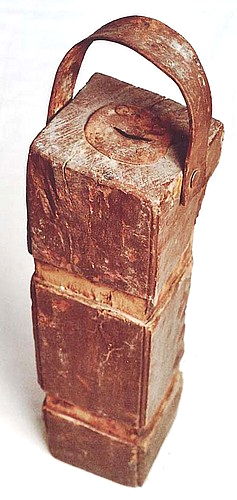Opferstock, bestehend aus Holz und (auf dem Bild fehlenden) Eisenbändern zum Befestigen des Holzkastens an der Kapellenwand.