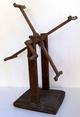 Drehhaspel aus Holz, bestehend aus einem vierspeichigen Rad mit Kurbel auf einem Gestell.