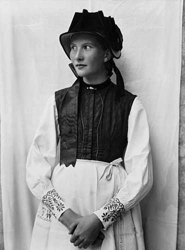 Franz Schneider (1898-1974): Porträt einer jungen Lötschentaler Frau in der Sommertracht, Abzug ab Glasplatte 24 x 18 cm. Die Aufnahme gehört zu einem Bestand von 33 Glasplatten, die Schneider um 1930 im Lötschental belichtet hat.