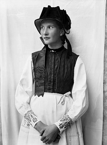 Franz Schneider (1898-1974): Porträt einer jungen Lötschentaler Frau in der Sommertracht, Abzug ab Glasplatte 24 x 18 cm.