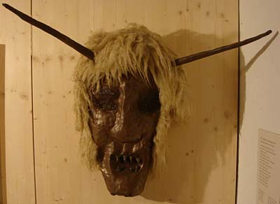 Ramon Schnyder: New Tschäggätta, Eisenblech und Schaffell, 2010. Die Maske gehört zu einer Serie von insgesamt drei Metallskulpturen zum Thema Tschäggättä.