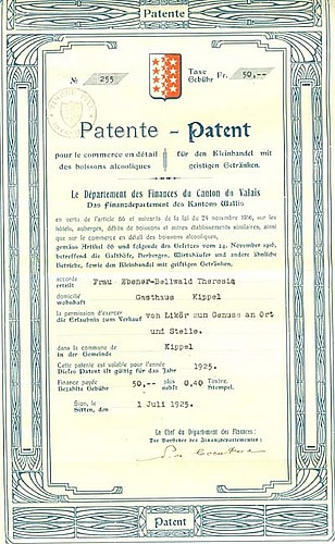 Kantonales Patent für den "Kleinhandel mit geistigen Getränken". Die Erlaubnis zum Ausschank von alkoholischen Getränken wurde 1925 Frau Therese Ebener-Bellwald, Inhaberin des Gasthauses Kippel ausgestellt. Depositum Ursula Ebener, Kippel.