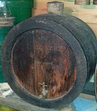 Weinfass, hergestellt aus einem einzigen Baumstamm, datiert 1857, Schenkung Karl Wyder, Leuk Stadt.