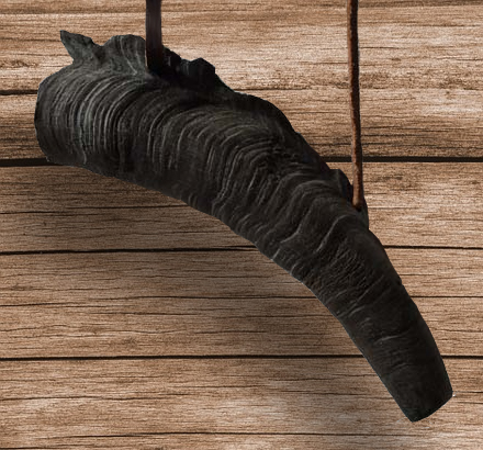 Blashorn, hergestellt aus dem Horn eines Ziegenbocks, 25 cm Länge, Bockshorn für den Mundansatz an der Spitze abgesägt.