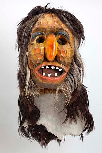 Tragmaske, geschnitzt um 1970 von Willy Rieder. 1972 kaufte der französische Ethnologe Jacques Vallerant die Maske bei Willy Rieder in Kippel. In jener Zeit hielt sich Vallerant im Lötschental auf, um Forschungen zum Maskenwesen durchzuführen. 42 Jahre später brachte er die Maske ins Tal zurück und übergab er sie dem Lötschentaler Museum.