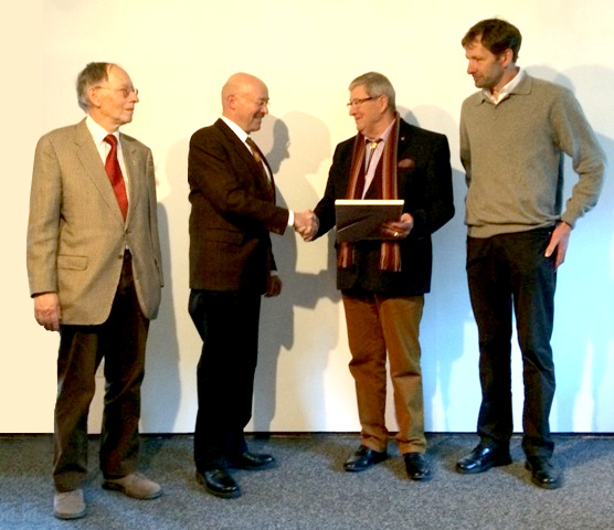 Eugen Polli und Friedrich Bellwald von der Dr. Willi Zeller-Stiftung sowie Walter Jaggy und Alfons Bellwald vom Förderverein des Lötschentaler Museums.