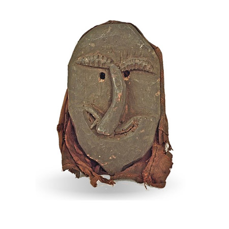 Maske aus geschwärztem Holz mit aufgenagelter Nase. Depositum Ethnografische Sammlung am Bernischen Historischen Museum.