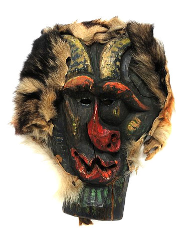 Tragmaske mit Dachsfell. Depositum Museum Rietberg Zürich. Die Maske weist teilweise tierische Züge auf und wirkt wie eine Art Mischwesen zwischen Tier und Mensch.