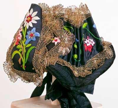 Festtagshut, dekoriert mit handgestickten Bergblumen (Alpenrosen, Edelweiss, Enzian), getragen von Pia Rieder-Ebener, Jahrgang 1911, Wiler. Schenkung Leo Rieder, Wiler.