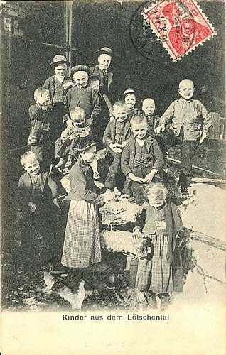 Ansichtskarte „Kinder aus dem Lötschental“, Fotografie von Joseph Werlen, Schwarzweiss-Druck.