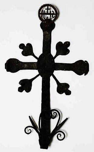 Grabkreuz vom Friedhof Kippel, Schmiedeeisen, zweite Hälfte 17. Jahrhundert. Das Blechmedaillon mit dem Christus-Monogramm (IHS), welches das Kreuz überhöht, dürfte später angebracht worden sein.