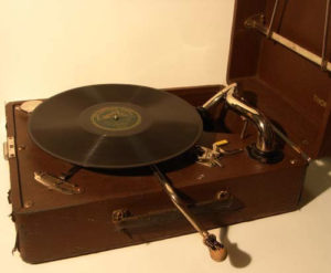 Koffergrammophon mit Kurbelantrieb, hergestellt von der Firma Thorens in Sainte-Croix (VD), 1930er Jahre, Kippel. Schenkung Veronika, Elisabeth und Agnes Murmann, Kippel.