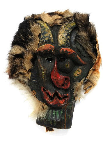 Tragmaske mit Dachsfell. Depositum Museum Rietberg Zürich. Die Maske weist teilweise tierische Züge auf und wirkt wie eine Art Mischwesen zwischen Tier und Mensch.