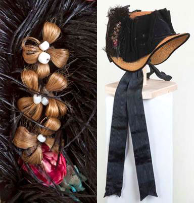 Haarblumen als Schmuck auf einem Frauensommerhut, ergänzt durch eine schwarze Vogelfeder und farbige Stoff- und Kunststoffblumen. Der Hut wurde von Pia Rieder-Ebener, geboren 1911, Wiler, getragen. Schenkung Leo Rieder, Wiler.