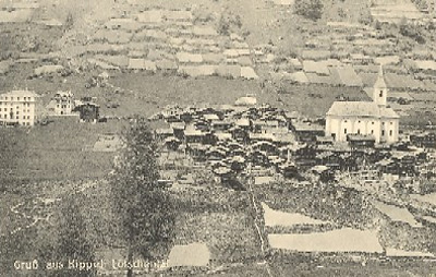 Ansichtskarte, Ansicht von Kippel um 1912, hergestellt von Karl Meyer, Fotograf, Naters. Aufschrift unten links: "Gruss aus Kippel Lötschental". Die Karte wurde am 11. August 1916 von Kippel nach Sigriswil geschickt.