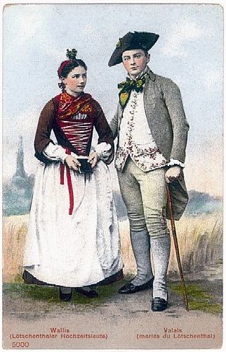 Kolo­rier­te Ansichts­kar­te „Löt­schen­ta­ler Hoch­zeits­leu­te“, um 1898, Samm­lung Löt­schen­ta­ler Muse­um. Die Kar­te stammt aus einer Serie zum The­ma Schwei­zer Trach­ten.