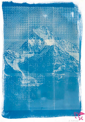 Andrea Ebener (1987): Bietschhorn, bearbeitete Digitalfotografie und Blaudruck, 2009. Das Bild entstand als Auftragswerk im Rahmen des Jubiläums "150 Jahre Erstbesteigung des Bietschhorns".