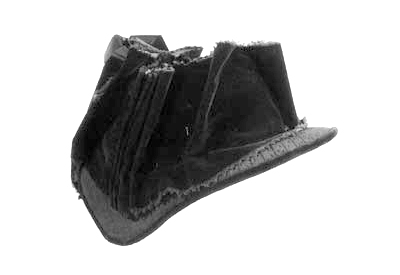 Über­zo­ge­ner Hut (dr Uber­zognu), woll­stoff­über­zo­ge­ner Stroh­hut mit samt­über­zo­ge­nem Rand, schwar­ze Samt­band­gar­ni­tur, bis um 1950 getra­gen zur Sonn­tags­ves­per oder an Beer­di­gun­gen, Samm­lung Löt­schen­ta­ler Muse­um.