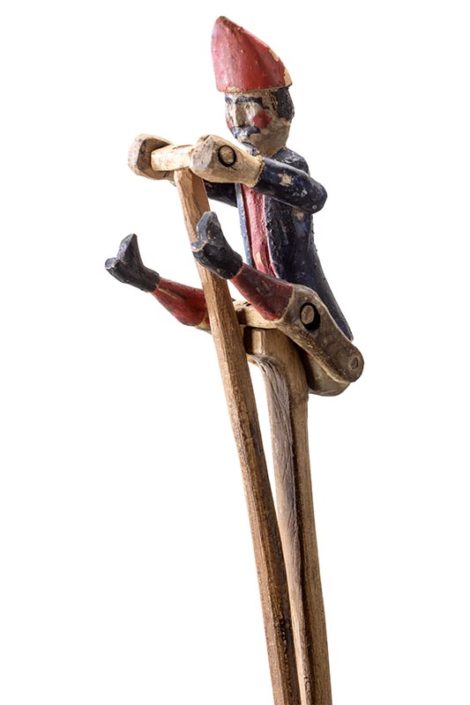Holzspielzeug aus Blatten, vermutlich hergestellt von Johann Tannast (1846-1912), Blatten. Die Steckenpuppe befand sich im Nachlass von Adelheid Tannast (1897-1990), der Tochter von Johann Tannast. 1991 wurde das Spielzeug von Werner Imseng, Saas Fee, erworben und 2011 dem Museum geschenkt.