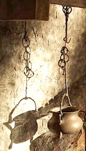 Herdkette, Eisen, handgeschmiedet, ausgestellt in der nachgestellten Küche des Lötschentaler Museums.