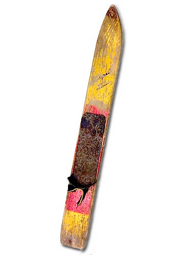 Kinderski, Holz, gelbe und rote Lackfarbe, Inschrift “Switzerland”, Länge 50 cm, um 1970, Schenkung Beatrice Imseng, Kippel.