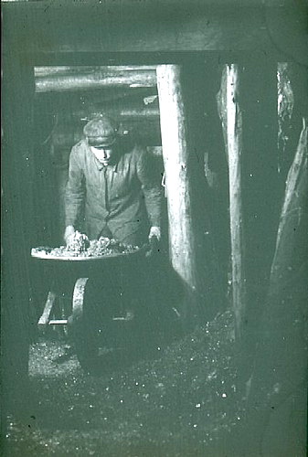 Diapositiv vom Kohlebergwerk bei Ferden um 1943. Das Bild zeigt den Transport im Berginnern. Das Foto stammt von Gottfried Gasser, der während des Zweiten Weltkriegs das Bergwerk betrieb. Das Bild gehört zu einem grösseren Bestand, der dem Museum 2004 von der Familie Gasser geschenkt wurde.