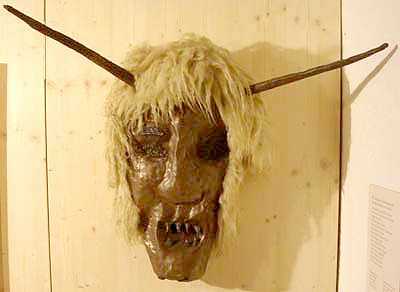 Ramon Schnyder: New Tschäggätta, Eisenblech und Schaffell, 2010. Die Maske gehört zu einer Serie von insgesamt drei Metallskulpturen zum Thema Tschäggättä.