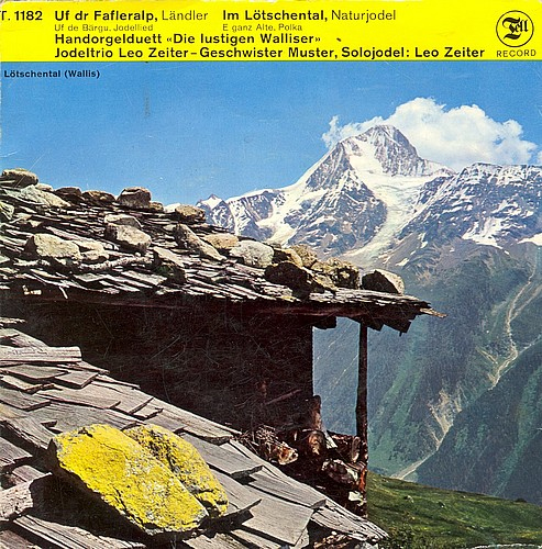 Hülle einer Single-Schallplatte mit dem Bietschhorn, um 1970. Der Tonträger enthält zwei Musikstücke mit Bezug zum Lötschental: Auf der A-Seite den Ländler "Uf dr Fafleralp", auf der B-Seite den Naturjodel "Im Lötschental". Schenkung Ignaz Bellwald, Kippel.