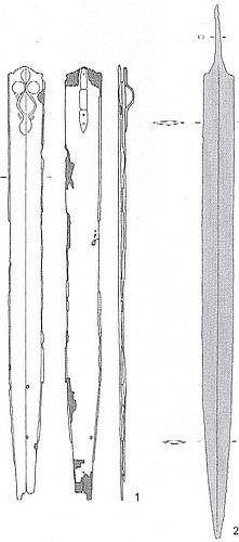 Schwert mit Scheide aus der Eisenzeit. Das Original befindet sich im Schweizerischen Landesmuseum in Zürich, welches das Objekt 1921 erworben hat. Das Lötschentaler Museum verfügt über eine Kopie, angefertigt 1999 von Stéphane Ramseyer, Sitten. Die abgebildete Zeichnung stammt aus „Archäologia Vallesiana“ Nr. 3.