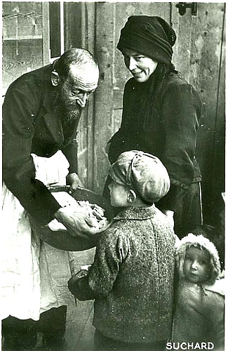 Charles Aegerter: Knabe beim Empfangen der "Kleinen Spend" anlässlich der Osterspend von Ferden, um 1935.