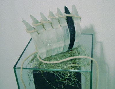 Bernd Kniel, 1957, Naters: „Säggsch Tag, sibn Trieglä“, Glas-Skulptur auf Stele, Glasguss, 2000, gestiftet vom Theaterverein Blatten 2004.
