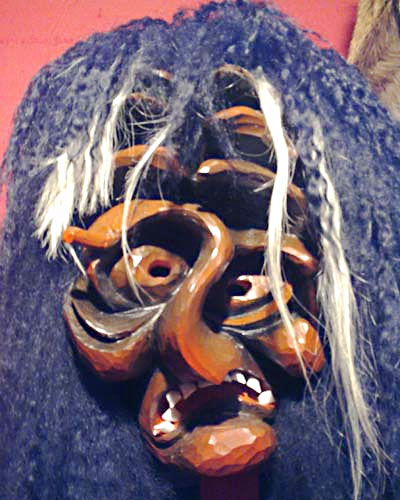 Tragmaske, geschnitzt von Thomas Werlen, Ferden, 2012. Die Maske mit hoher, tiefgefurchter Stirn und buschigem Pelz weist einen guten Tragkomfort auf.