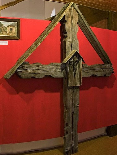 Wegkreuz von 1826. Das Holzkreuz stand bis in die 1970er Jahre neben einem Bildstock auf dem Kastel und wurde unzählige Male fotografiert und auf Ansichtskarten verewigt. Dadurch ist es zu einem Merkzeichen der Lötschentaler Kulturlandschaft geworden. 1982 bis 2007 stand das Kreuz vor dem Lötschentaler Museum.