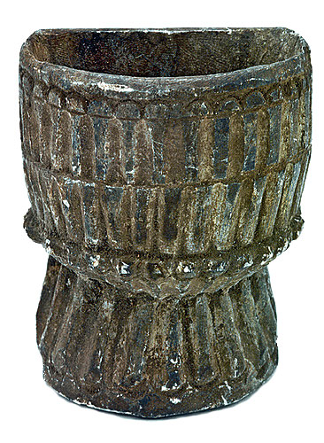 Weihwassergefäss aus Speckstein (Steatit, Giltstein), Kerbverzierungen, Höhe 8.5 cm, ehemalige Sammlung Nyfeler, Kippel.
